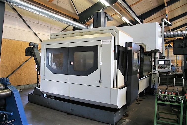 MAZAK Versatech V40 CNC 5-Face Double Column Vertical Machining Center ...